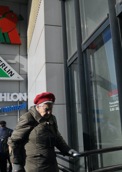 Entrée d’un centre commercial à Moscou, où les enseignes françaises sont encore présentes. AFP – Natalia Koneslikova